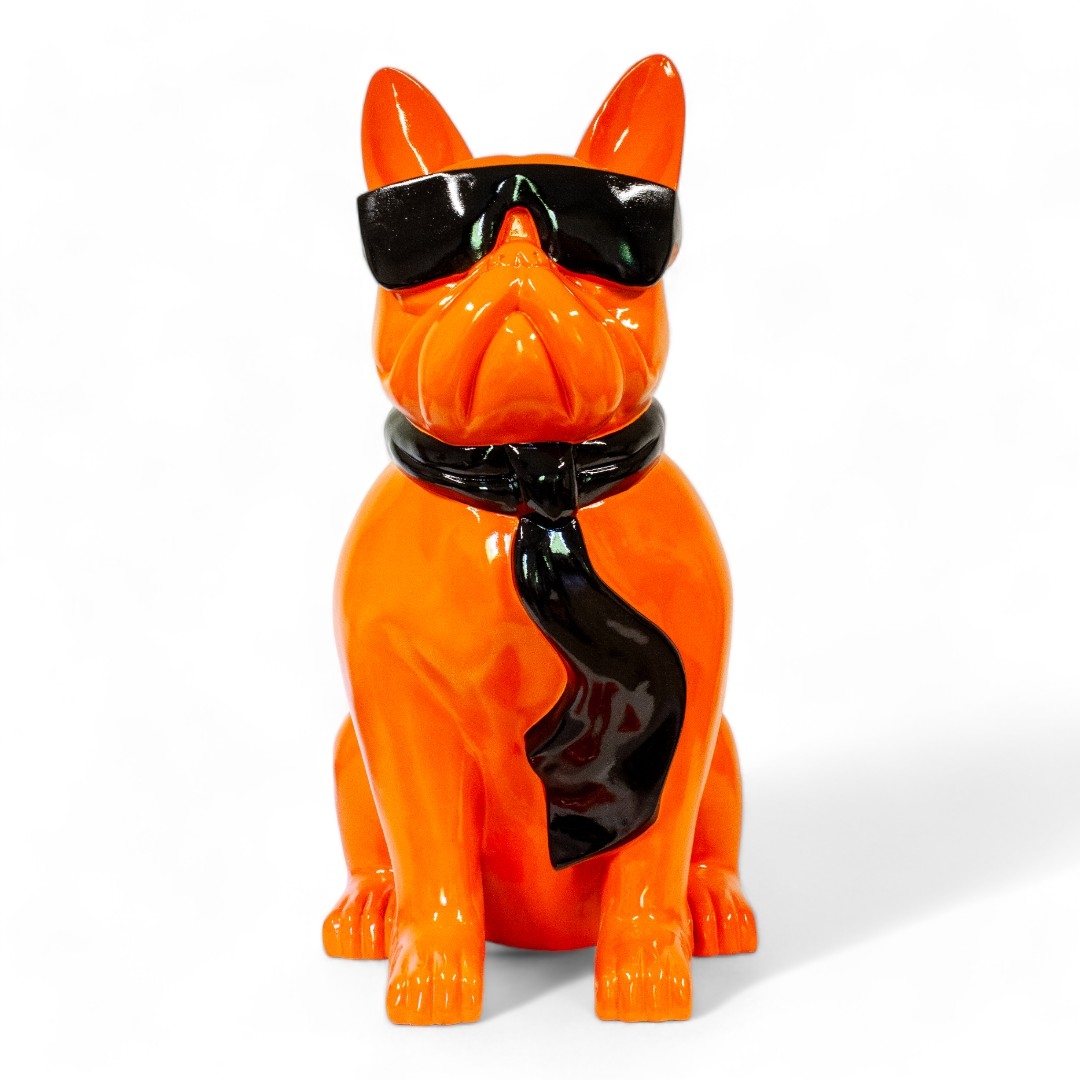 STATUE BOULEDOGUE FRANÇAIS EN RESINE ASSIS LUNETTES/CRAVATE ORANGE-NOIR 120 CM