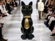STATUE CHAT EN RESINE LUNETTES ET CRAVATE NOIR / OR 80 CM