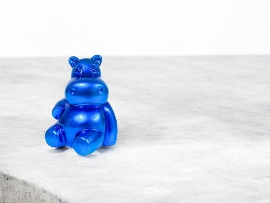 MINI HIPPO BLEU CANDY EN RESINE H 15CM