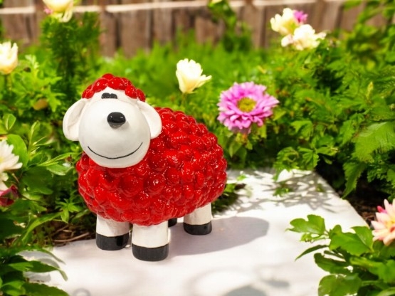 MOUTON EN RESINE ROUGE HT 45 CM