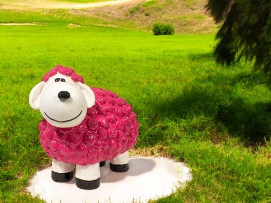 MOUTON EN RESINE ROSE HT 45 CM