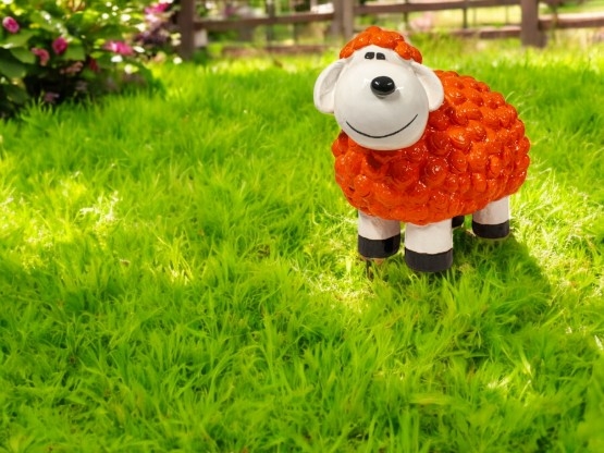 MOUTON EN RESINE ORANGE HT 45 CM