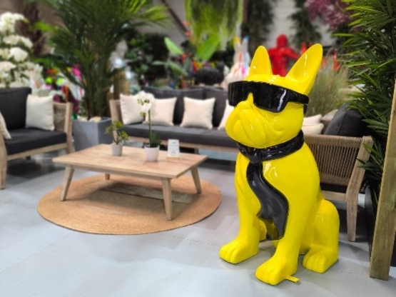 STATUE BOULEDOGUE FRANÇAIS EN RESINE ASSIS LUNETTES/CRAVATE JAUNE-NOIR 120 CM