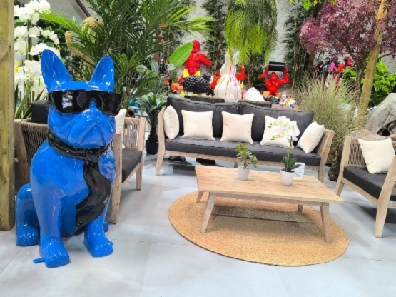 STATUE BOULEDOGUE FRANÇAIS EN RESINE ASSIS LUNETTES/CRAVATE BLEU-NOIR 120 CM