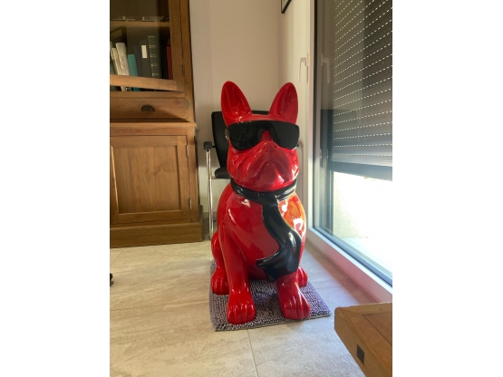 STATUE BOULEDOGUE FRANÇAIS EN RESINE ASSIS LUNETTES/CRAVATE ROUGE-NOIR 120 CM
