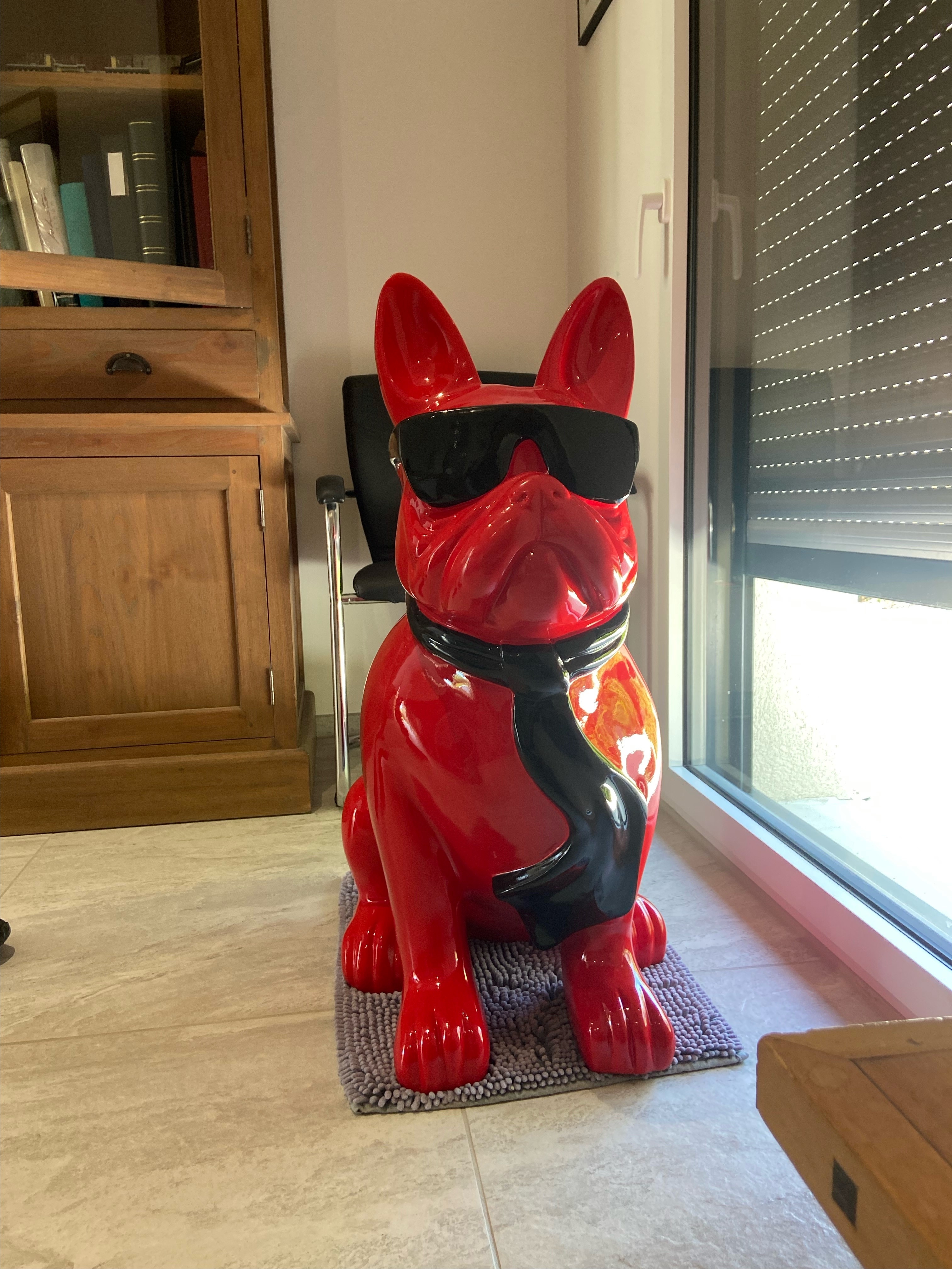 BOULEDOGUE FRANÇAIS EN RESINE LUNETTES/CRAVATE ROUGE-NOIR 120 CM