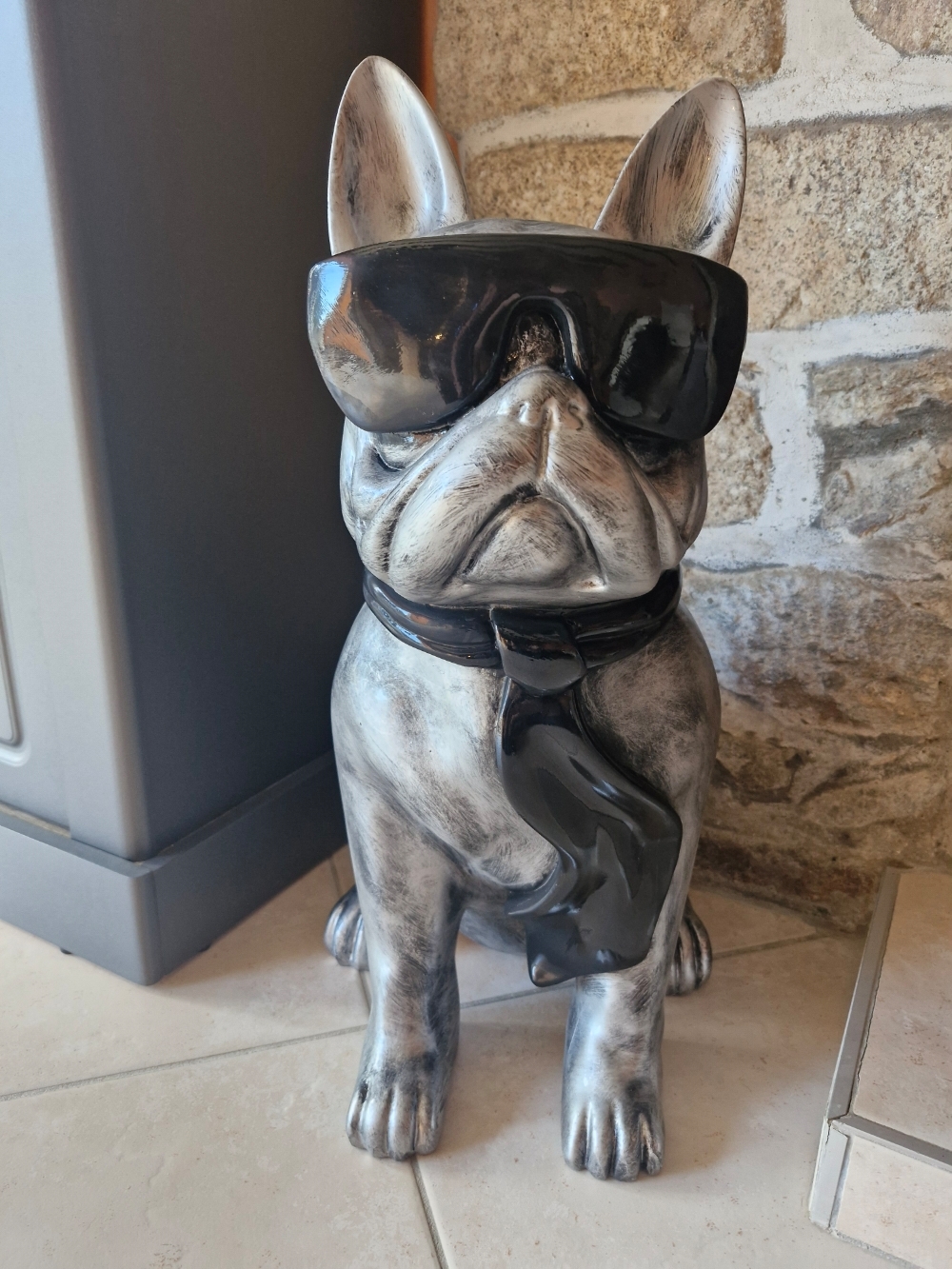 BOULEDOGUE FRANÇAIS EN RESINE LUNETTES/CRAVATE 60 CM