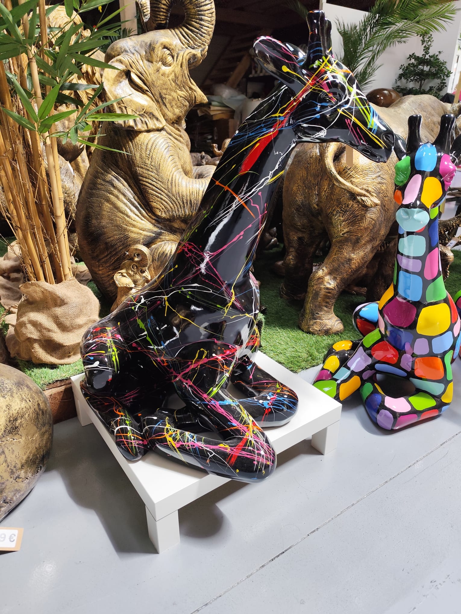 GIRAFE ASSISE EN RESINE 85 CM SPLASH NOIR